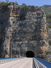 Carretera a través de la montaña