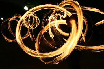 Spectacle de danse Poi avec motifs circulaires de feu