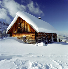 Winterlandschaft mit Almhütte