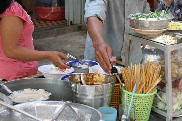 Rolgordijnen Vietnamese food stall © Simone van den Berg