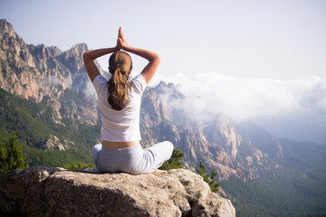 femme faisant du yoga à la montagne