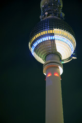 Berliner Fernsehturm bei Nacht