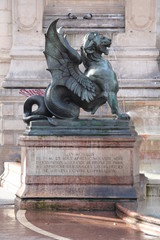 Statue de la fontaine Saint-Michel &agrave; Paris
