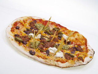 pizza mexicana mit taccos bohnen und chili