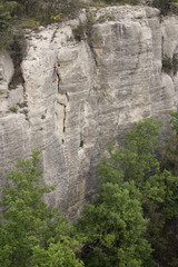 Grimpeur dans les falaises de Venasque