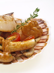 gebratene jakobsmuscheln mit pfifferlingen