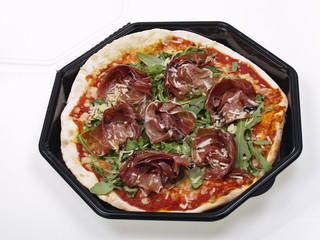 pizza mit parma schinken im take away behälter