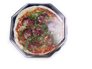 pizza mit parma schinken im take away behälter