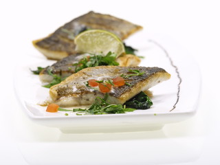 gebratenes doraden filet auf blatt spinat