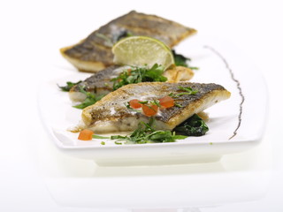 gebratenes doraden filet auf blatt spinat