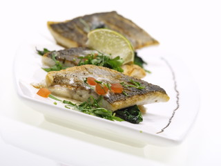 gebratenes doraden filet auf blatt spinat