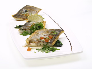 gebratenes doraden filet auf blatt spinat