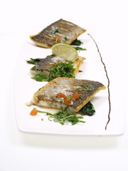 gebratenes doraden filet auf blatt spinat