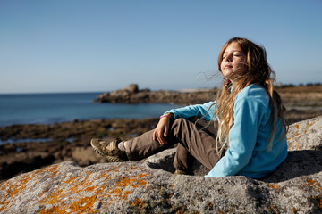 Enfant bronze au bord de l'eau