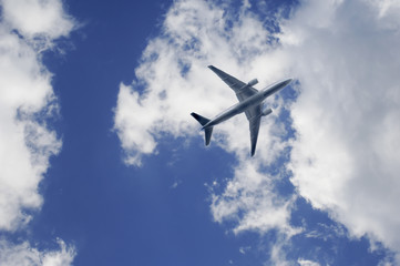 Fototapeta na wymiar Samolot w chmurach