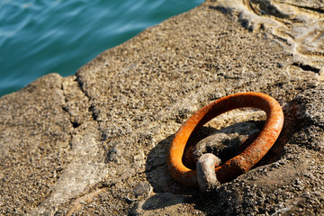 Anneau en metal dans un port de pêche
