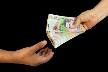 Manos rebiendo dinero billetes