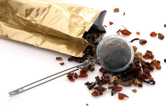 Fr&uuml;chtetee mit Sieb und P&auml;ckchen