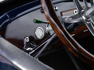 Schwarzes Oldtimer Cockpit