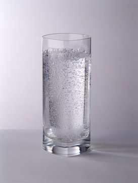 bicchiere acqua minerale frizzante