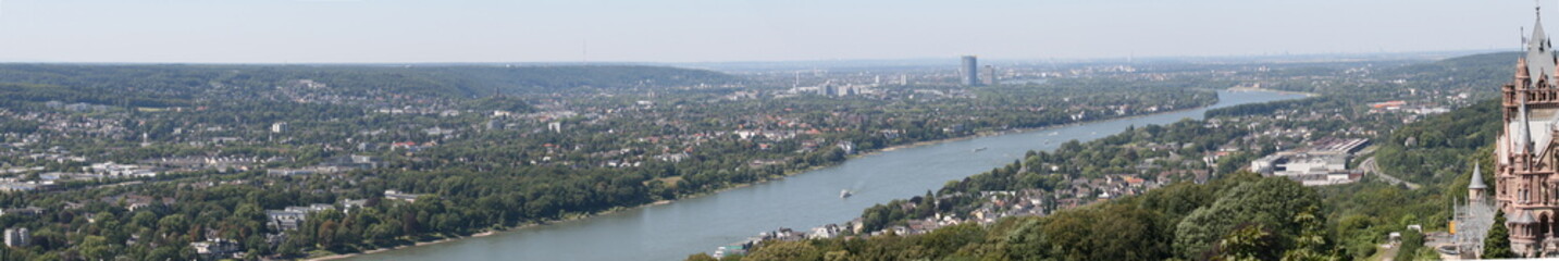 Obraz premium Panorama vom Fluss Rhein