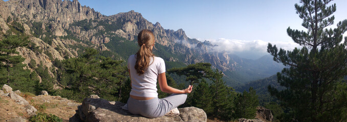 Fototapeta femme faisant du yoga à la montagne obraz