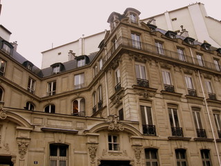 Fototapeta na wymiar Paryskie fasady Haussmann