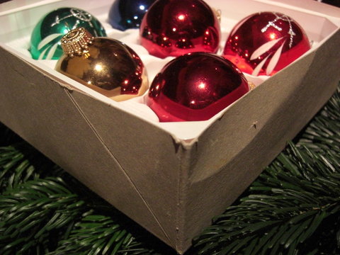 Verpackung von Christbaumkugeln
