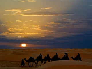Fotobehang Woestijnrit per kameel in Tunesië © Jose Ignacio Soto