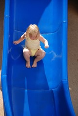Fototapeta na wymiar Dzieci bawiące się na placu zabaw slajdów