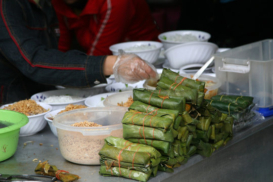 Making vietnamese rolls