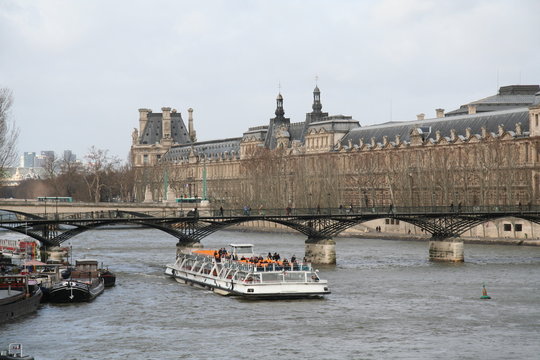 Pont et bateau mouche sur la Seine