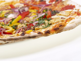 pizza mit hühnchen und paprika