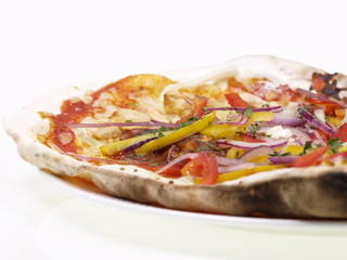 pizza mit hühnchen und paprika
