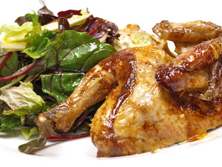 gegrilltes stübenküken an salat