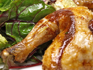 gegrilltes stübenküken an salat