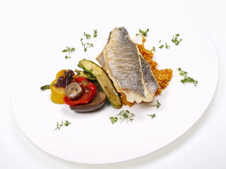 doradenfilet auf gebratenem gemüse