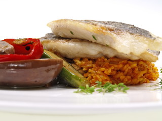 doradenfilet auf gebratenem gemüse