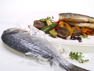 doradenfilet auf gebratenem gemüse