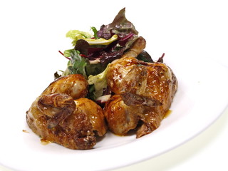 gegrilltes stübenküken an salat