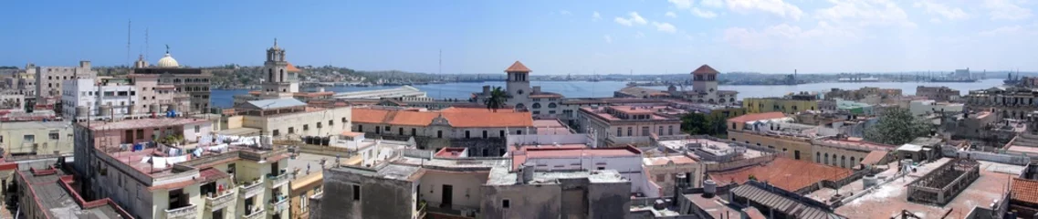 Foto op Plexiglas Panoramisch zicht op oude gebouwen in Havana © roxxyphotos