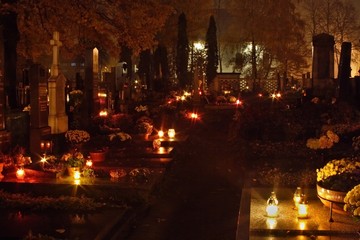 Fototapeta na wymiar Zaduszki na cmentarzu, Republika Czeska, Europa