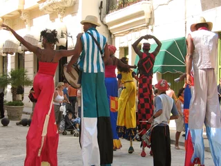 Crédence de cuisine en verre imprimé Havana Une vue du défilé de carnaval dans les rues de La Havane
