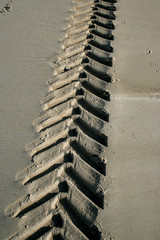 Trace de pneu dans le sable