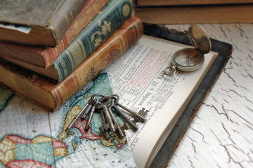 Obraz premium Antique Bible and Keys