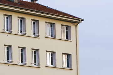 Fototapeta na wymiar okien najwyższego budynku w mieście ostatniego poddaszu