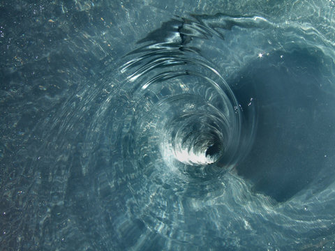 Whirlpool Fountain - Draining Water