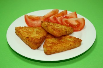 Teller mit Roesti und Tomaten