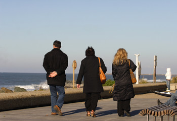 groupes de personnes entrain de se promener en bord de mer