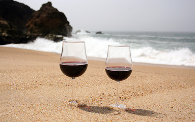 Copos de vinho na praia